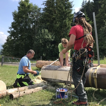 Nejdůležitější část montáže, příprava 3 nových 15m sloupů - měření, tesařská dovednost a lezecká příprava.