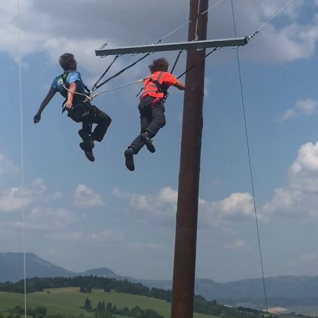 Druhé zkušební zhoupnutí ve dvou. „Adrenalin“ zasloužená odměna po týdenní montáži od rána do večera.