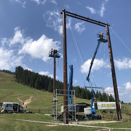 Montáž finišuje, dopnutí všech lan a můžeme na zkušební zhoupnutí